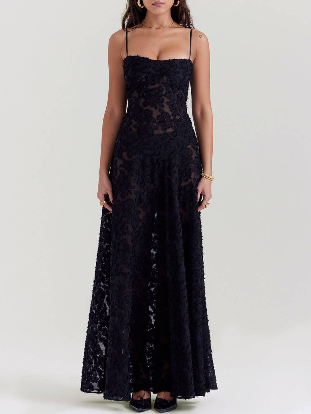 Robe longue noire avec dos en dentelle et fleurs