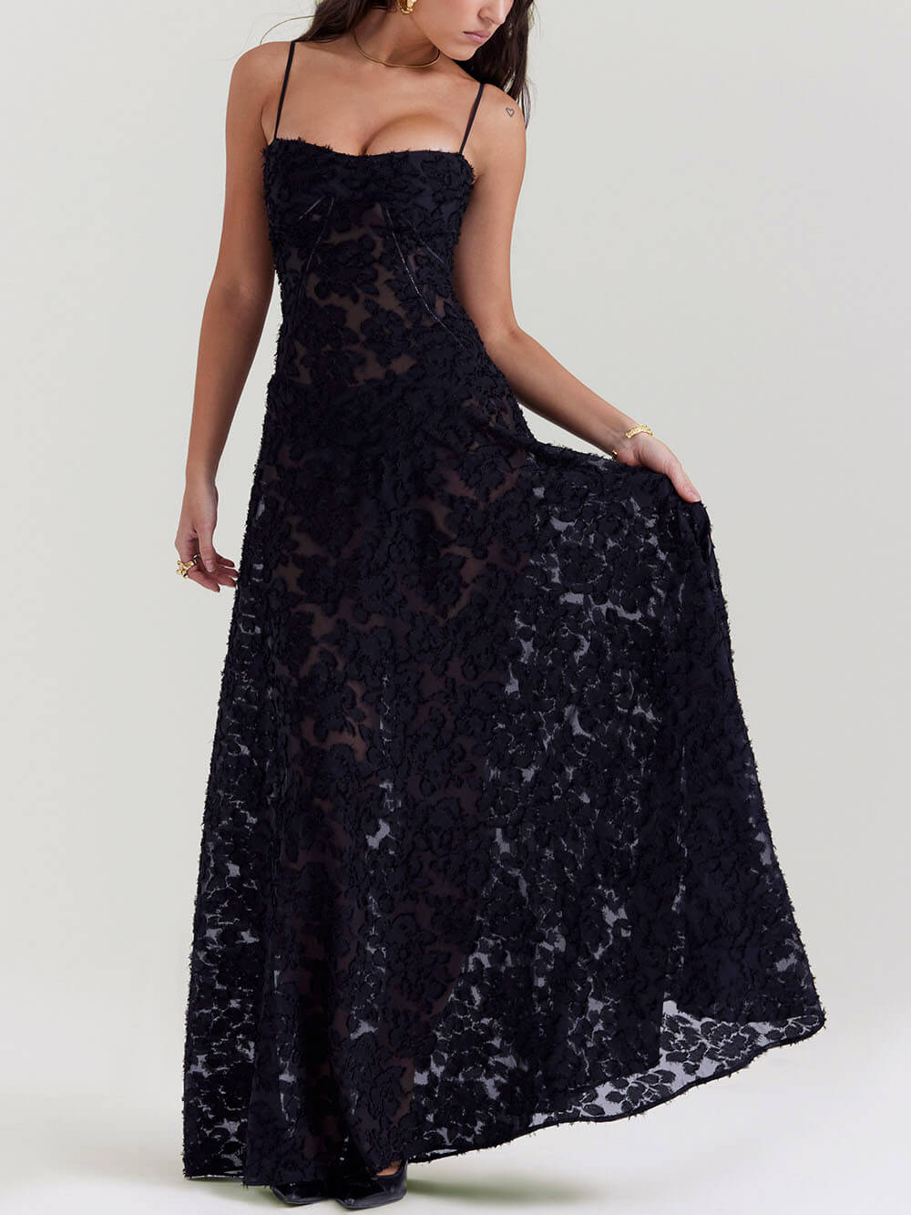 Robe longue noire avec dos en dentelle et fleurs