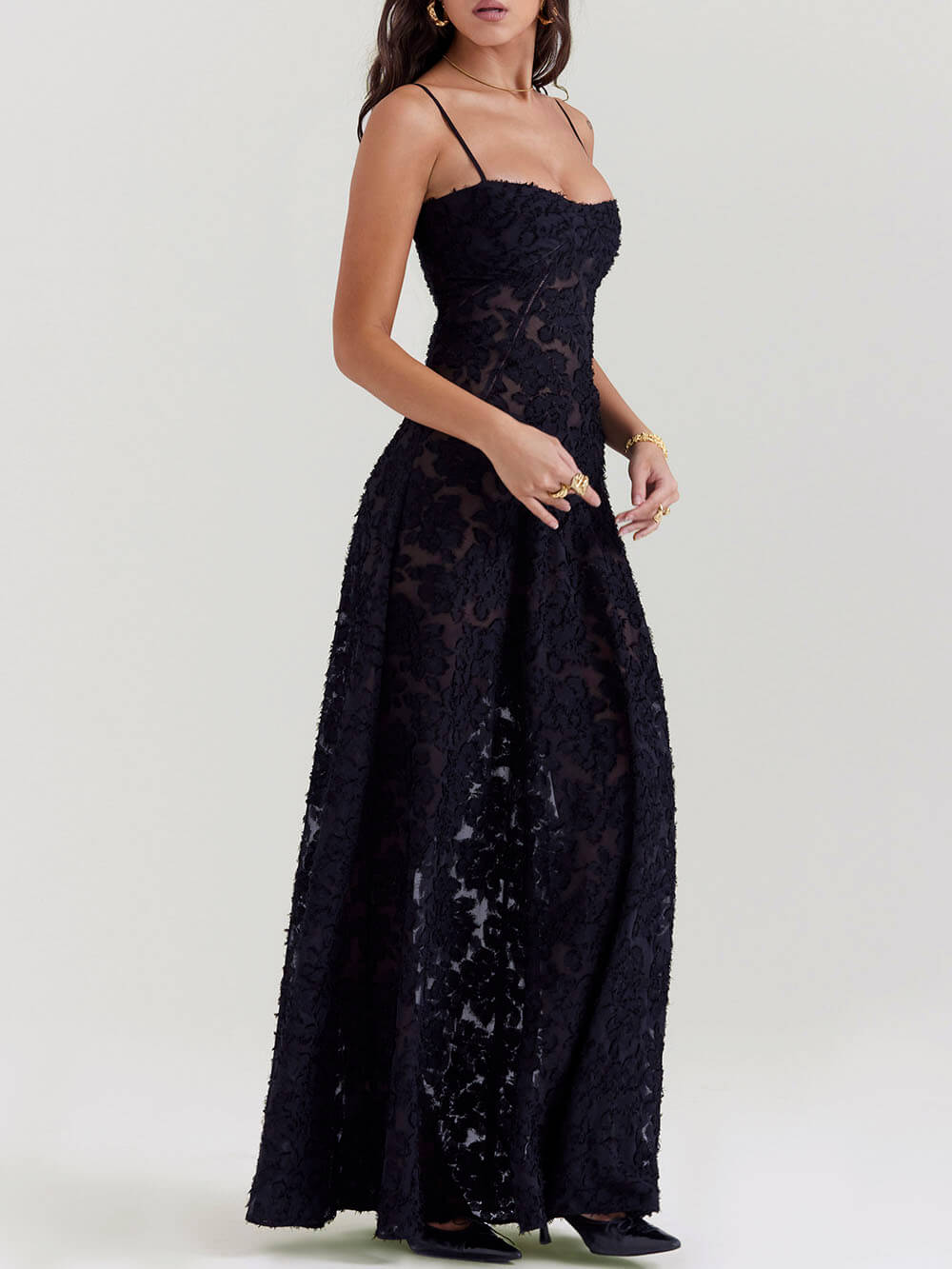 Robe longue noire avec dos en dentelle et fleurs